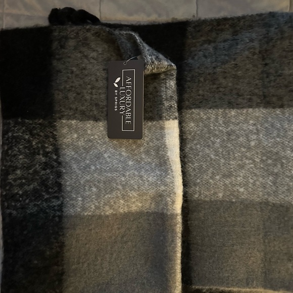 Checkered blanket scarf with fringe - Picture 2 of 10